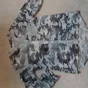 Tempo Paris Blouse xl, dk gray med gray and light gray colors, sm  sequins, camo